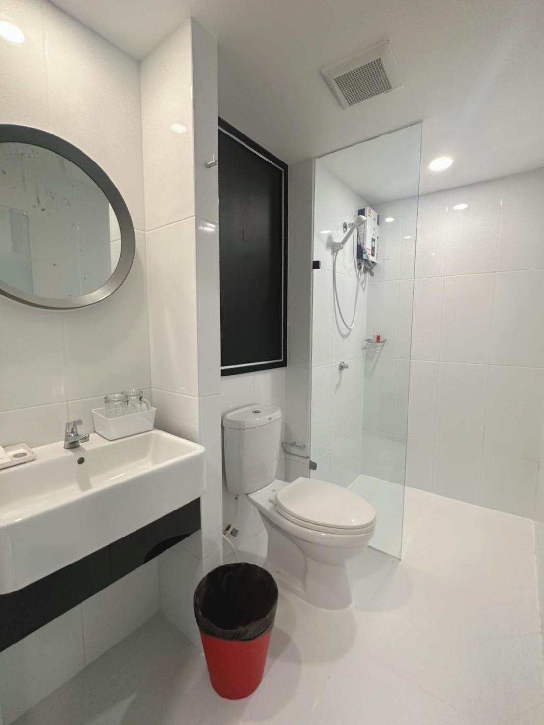 14 Sathorn Hotel No-Parking Банкок Екстериор снимка