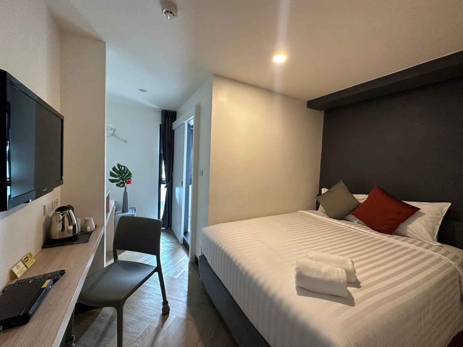 14 Sathorn Hotel No-Parking Банкок Екстериор снимка